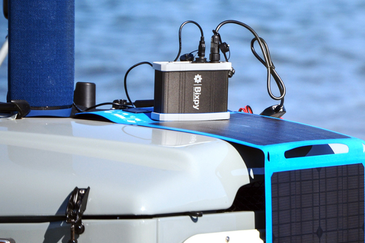 Bixpy Power Bank PP-77-AP charging with solar panel