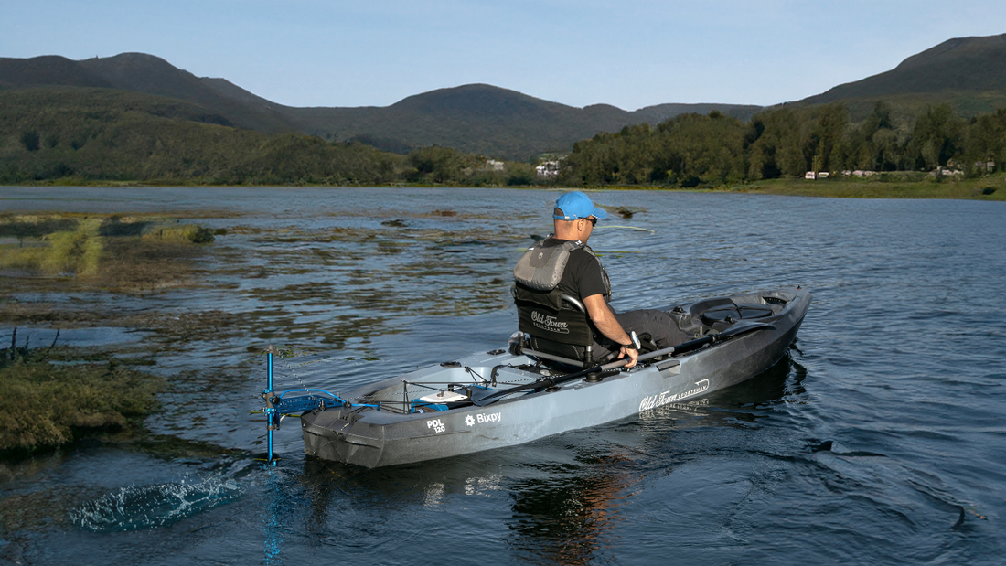 Man uses Bixpy Motor to explore lake in a kayak