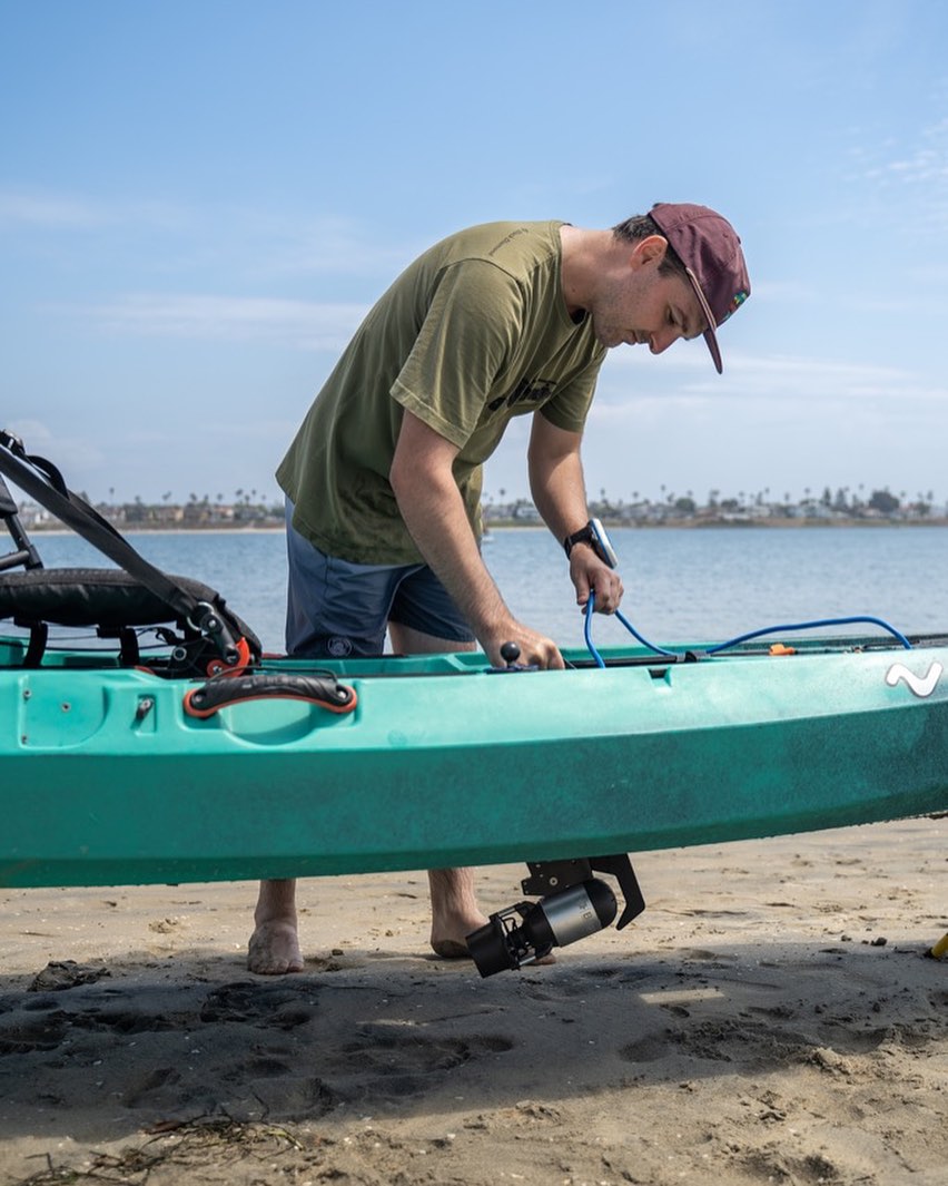 Man mounts Bixpy outboard motor onto kayak