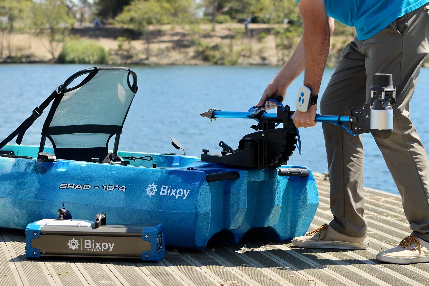 Bixpy motor with adapter mounted on kayak