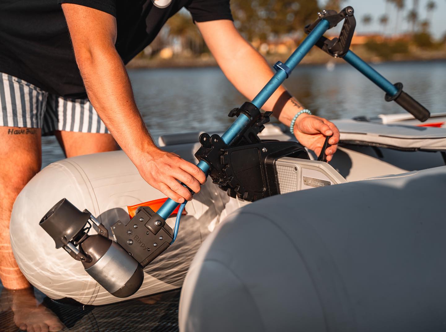 Man attaches K-1 electric outboard motor to inflatable boat